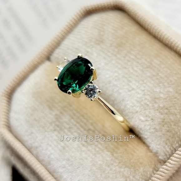 1.95ct Emerald three-stone cocktail ring in 10K yellow gold - Picture 14 of 17